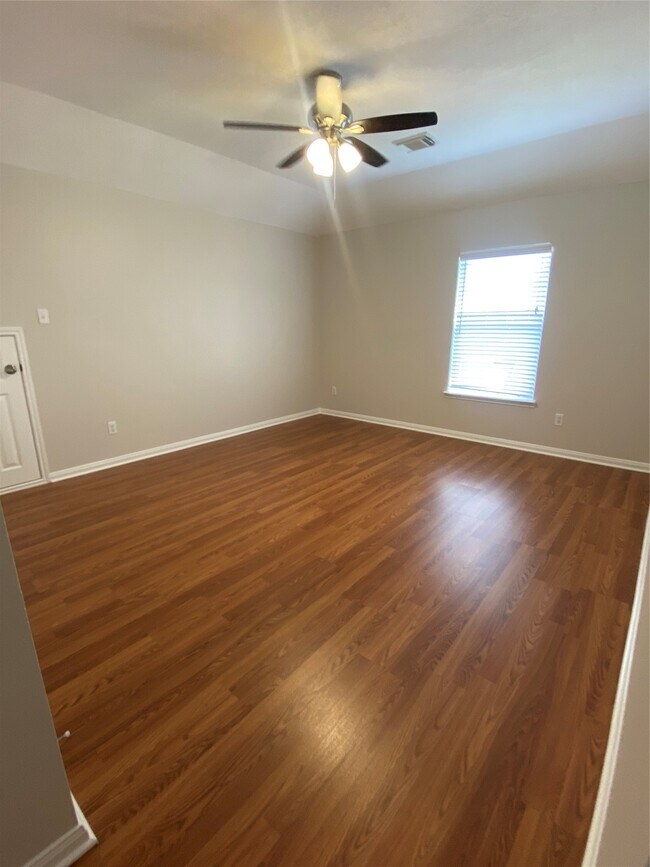 Building Photo - 2111 Emerald Cove Dr