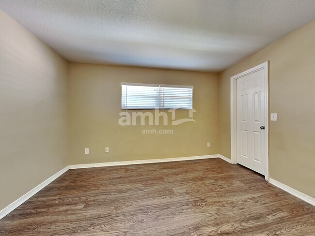 Building Photo - 220 Bryan Oak Avenue