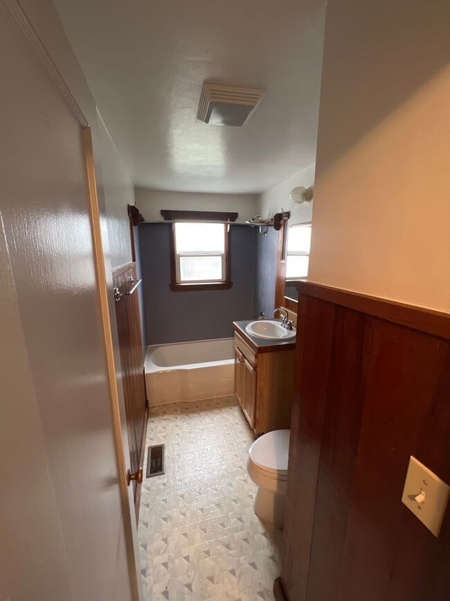 Building Photo - 3 Bedroom House in Whiteaker