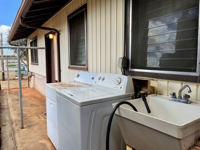 Building Photo - Pearl City - 2BR, 1BA House on Duplex Lot w/ 2 Parking Garage