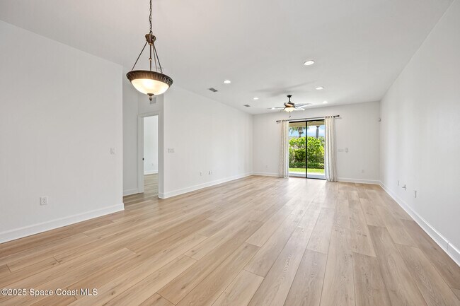 Building Photo - 739 Monterey Dr