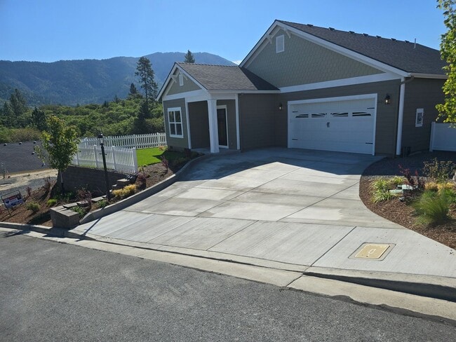 Building Photo - 3 bed 3 bath Brand-New Custom-Built home f...