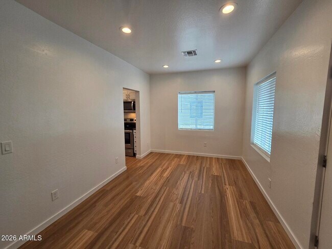 Building Photo - 1522 W Polk St
