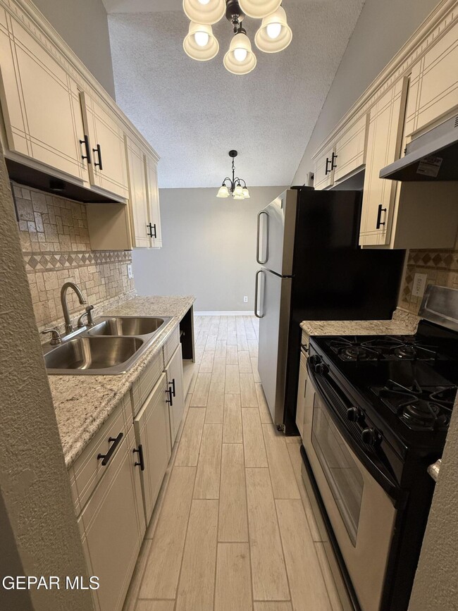 Building Photo - 9128 Bur Oak Cir