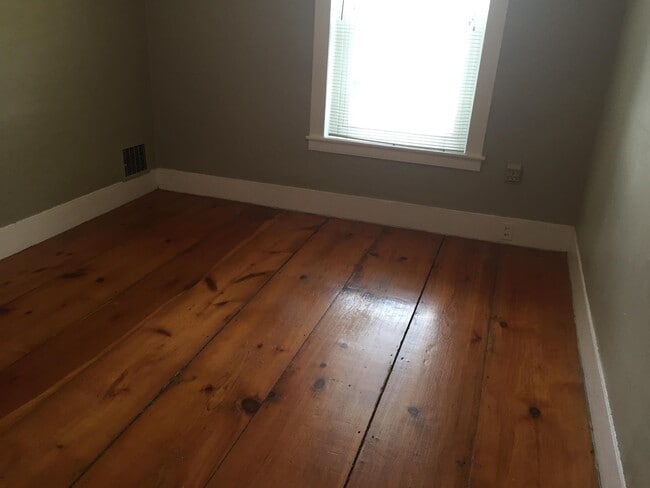 Building Photo - 36 Happy Valley Rd