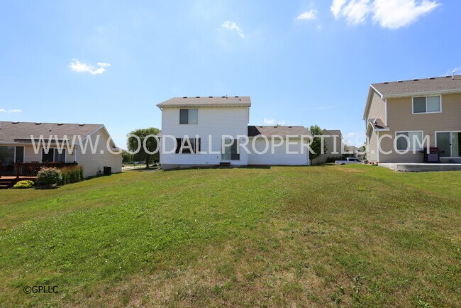 Building Photo - 3-Bedroom, 2.5-Bath Home in Urbandale with Attached 2-Car Garage