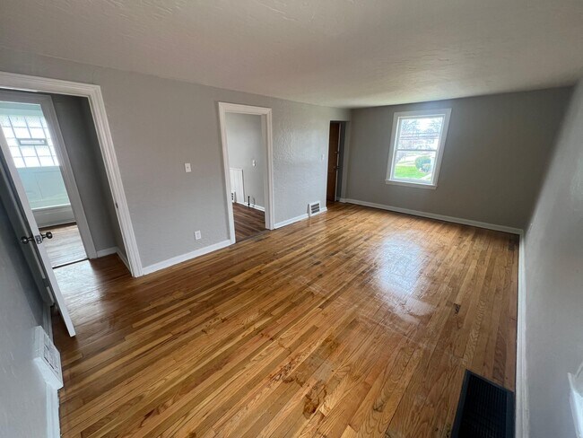 Building Photo - 525 E 222nd St