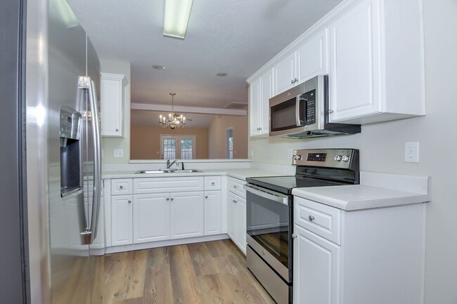 Building Photo - Updated 2 Bed 2 Bath Townhouse!