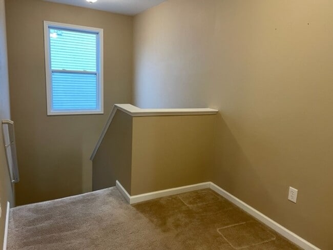 Building Photo - 4 Bedroom House Available August In Gilmor...