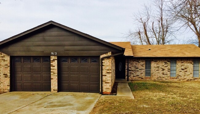 Building Photo - Charming 3BD 2BA Home in Yukon!!!