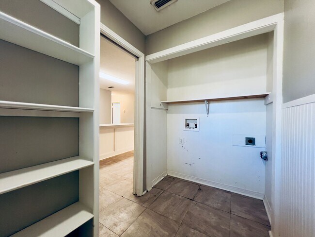 Building Photo - MOVE-IN SPECIAL: Recently Remodeled 3/2/1