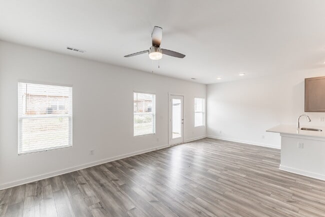 Building Photo - "Charming Newly built 3-Bed Townhouse Retreat with Granite Elegance in Prime Huntsville Location!"