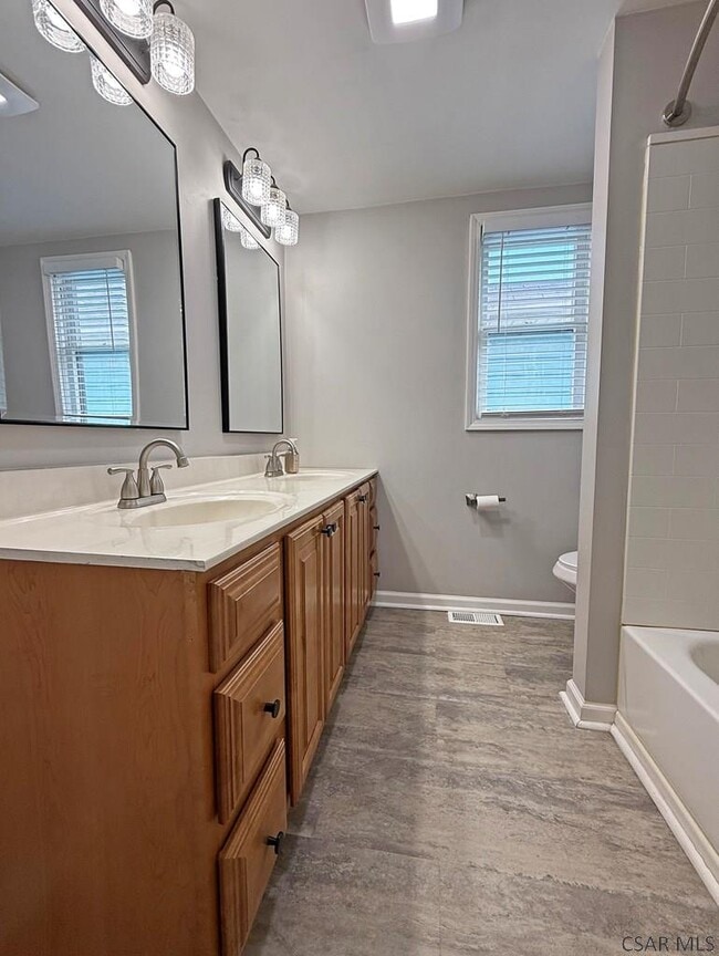 Building Photo - 512 Graham Ave