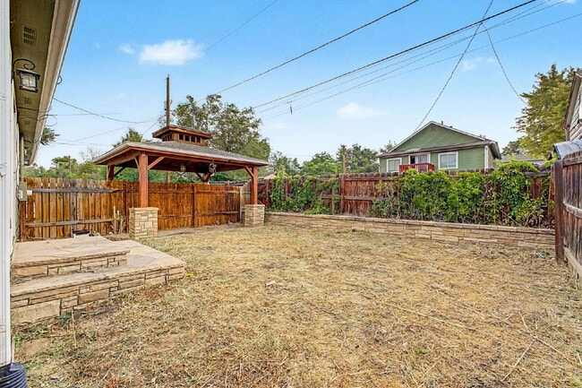 Building Photo - "Charming 3-Bedroom Duplex in Englewood with 2 Full Baths - Your Ideal Home Awaits!"