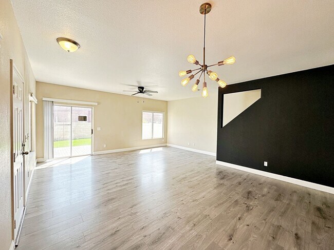 Building Photo - 1 WEEK FREE RENT!! 3 BEDROOM TOWNHOME WITH YARD + 2 CAR GARAGE IN GATED HENDERSON COMMUNITY