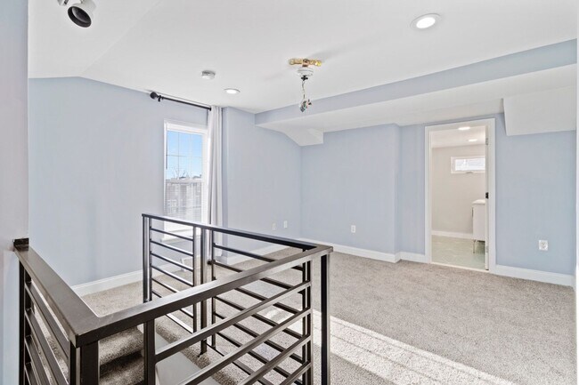 Building Photo - 3 bed 3bath