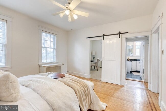 Building Photo - 401 E Lake Ave