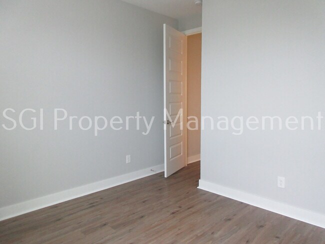 Building Photo - Stunning home with pool ready for move in