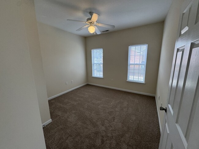 Building Photo - Beautiful 3 Bedroom in Cary Available NOW!