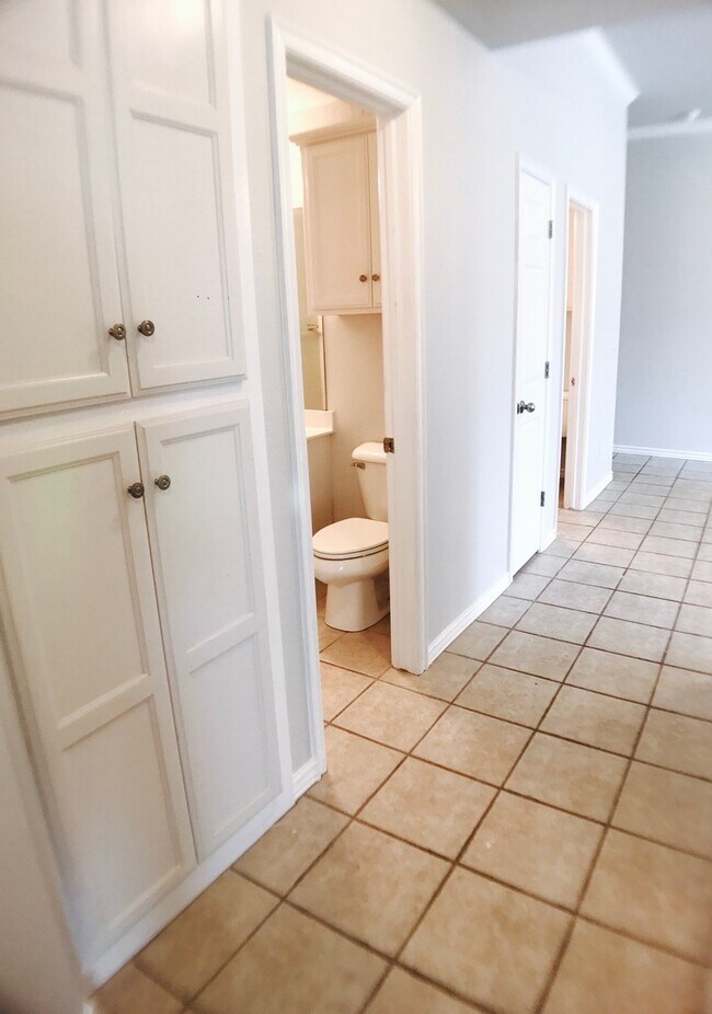 Building Photo - Large 4BD 3BA home located in a great Norm...