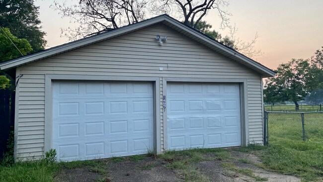 Building Photo - Farmhouse