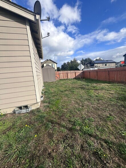 Building Photo - 13700 NE 64th Cir