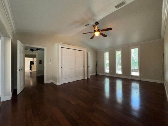 Building Photo - Gorgeous 5 Bedroom Pool Home in Ormond