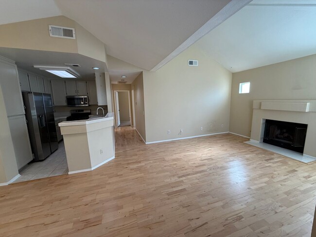 Building Photo - 2 Bed, 2 Bath Townhome in Belsera with att...