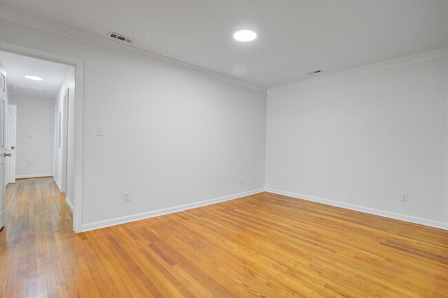 Building Photo - 816 E Estates Blvd