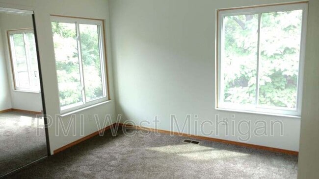 Building Photo - 6433 Wainscot Dr SE