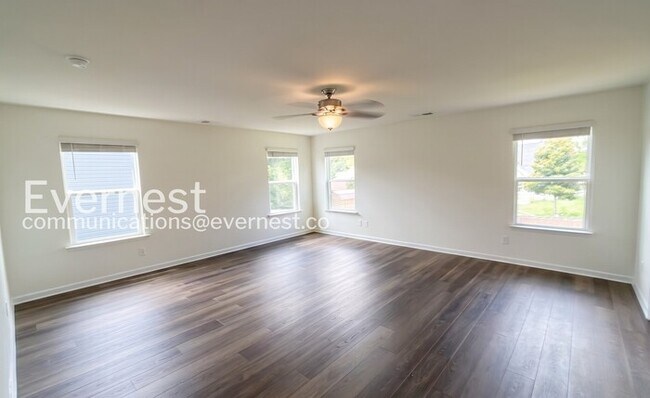 Building Photo - 5 Bed/5 Bath Home with 3 Car Garage / Pet-Friendly / Available Now!