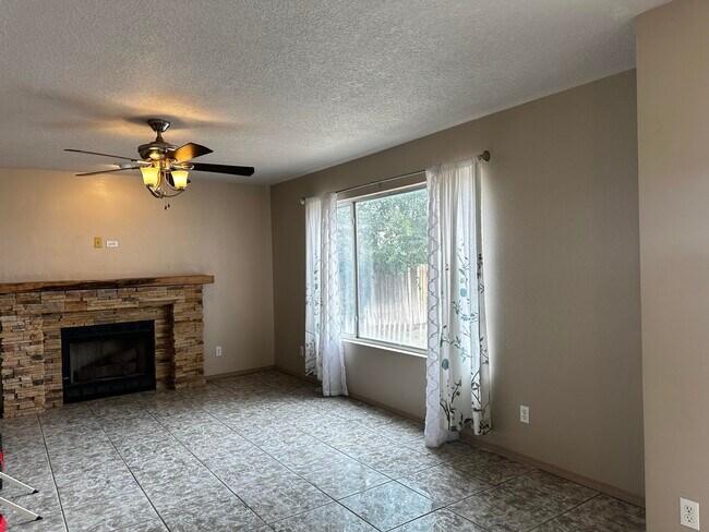 Building Photo - 800 Halter Dr SW