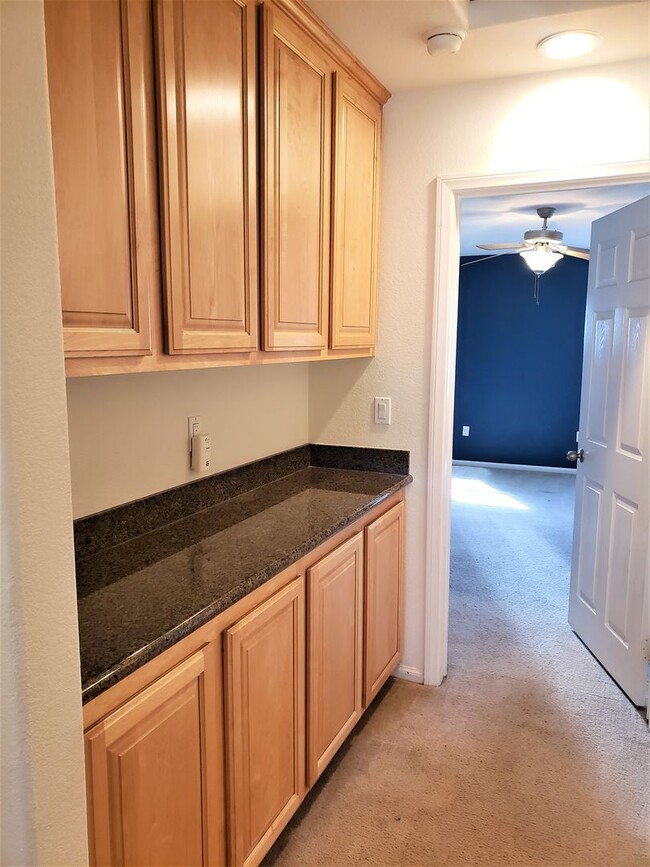 Building Photo - Spacious 3 bedroom tri-level townhome with...