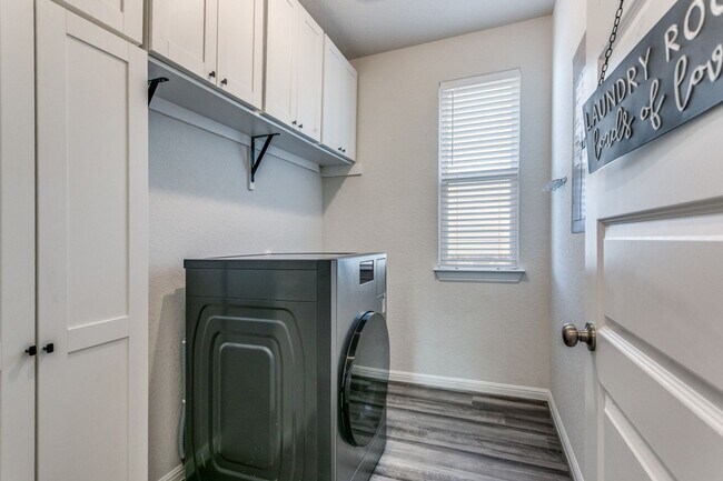 Building Photo - Beautiful Modern 2 story home!