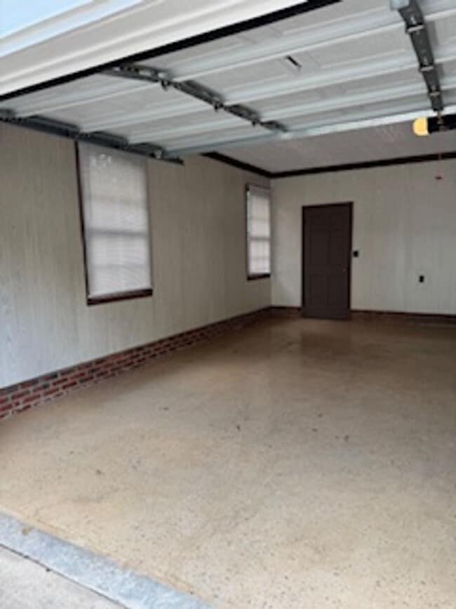 Building Photo - 4 Bedroom with fenced in yard!
