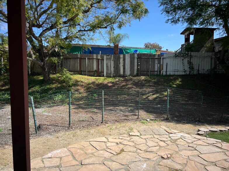 Building Photo - 120 Avenida Las Brisas