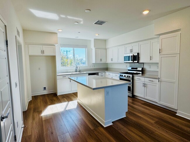 Building Photo - Gorgeous Three Bedroom Townhome For Rent in Gardena!