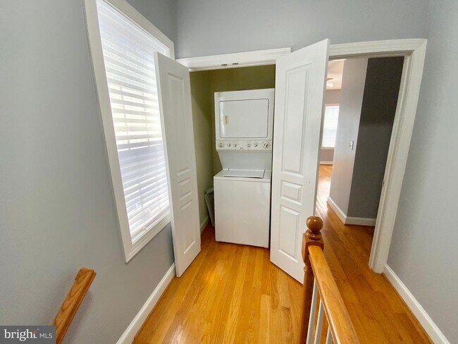 Building Photo - 812 5th St NE