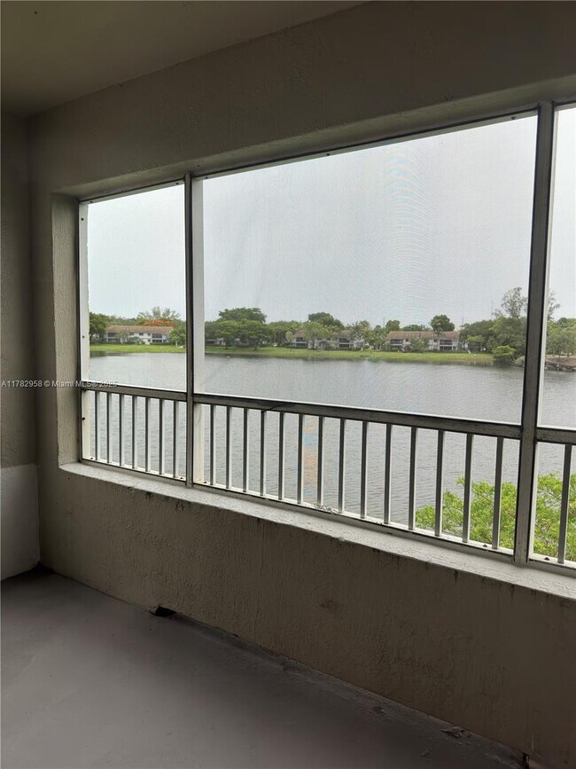 Building Photo - 2880 N Oakland Forest Dr