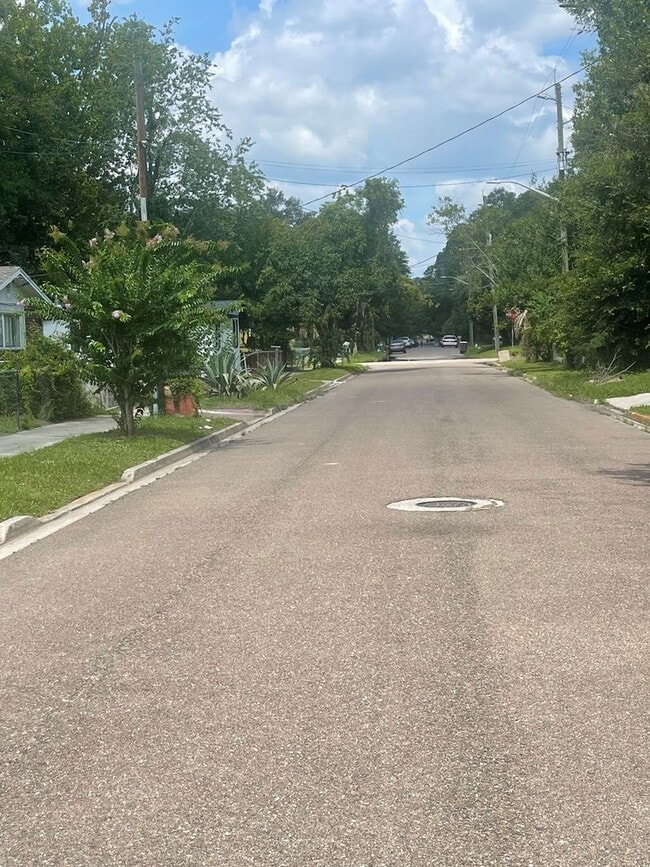 Building Photo - **Move in Ready 4/2 Single Family home