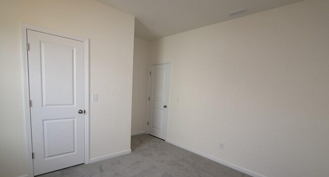 Building Photo - Huge 5-bedroom, 4-bathroom, in Poplin Grov...