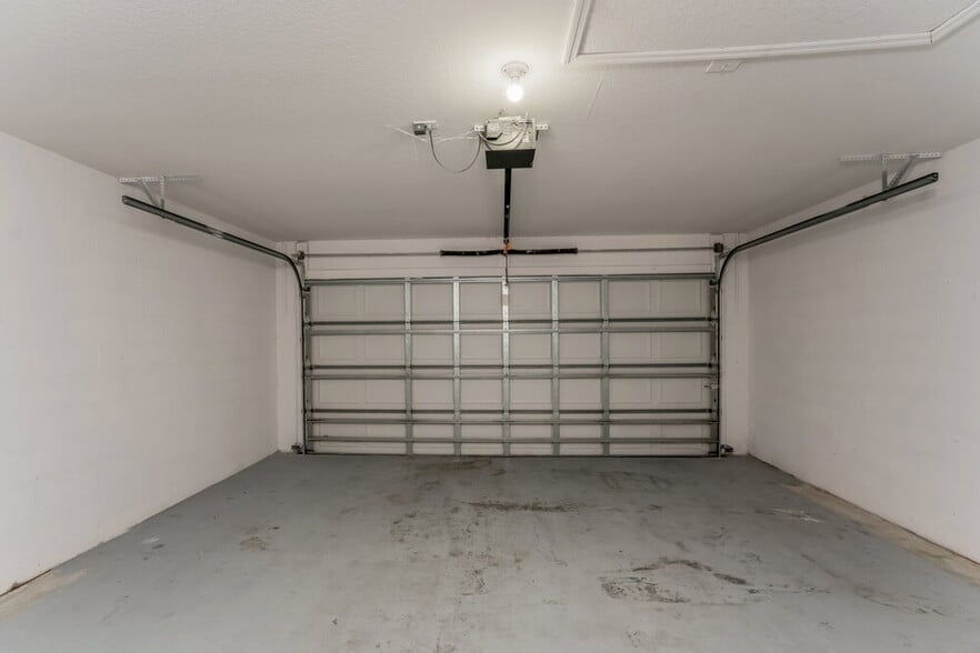 Building Photo - 4040 Kingsfield Dr