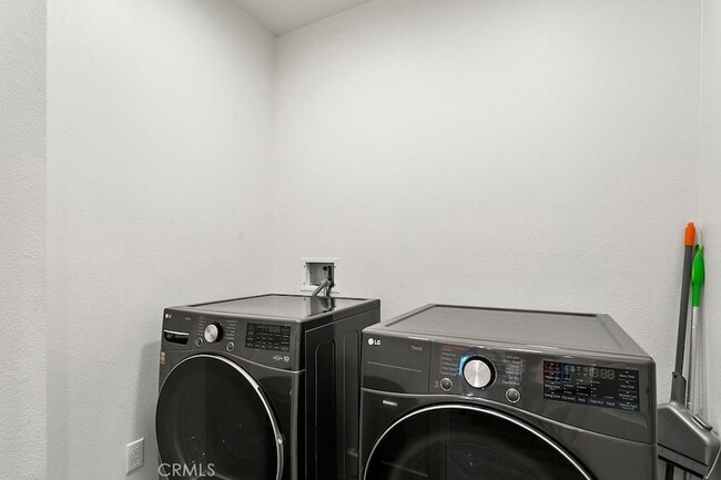 Building Photo - 3440 Doheny Way