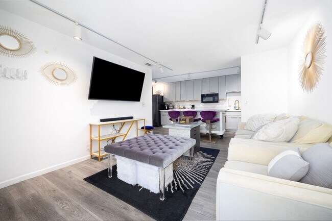 Building Photo - Beautifully Updated 2 Bedroom Condo with Optional Furniture!