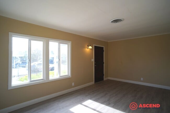 Building Photo - Adorable 4 Bedroom Bungalow!