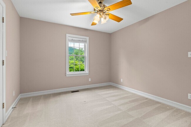 Building Photo - Haw Creek Gem