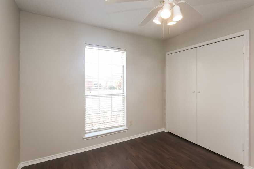 Building Photo - 2524 Park Valley Dr