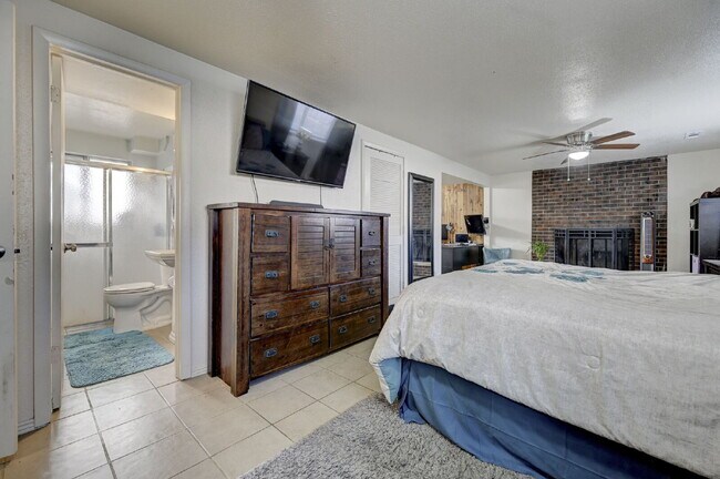 Building Photo - Charming 3-Bed Home with Bonus Room, Firep...