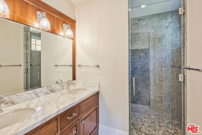 Building Photo - 5561 Horizon Dr