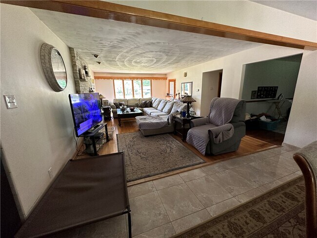 Building Photo - 6840 Haskell Dr